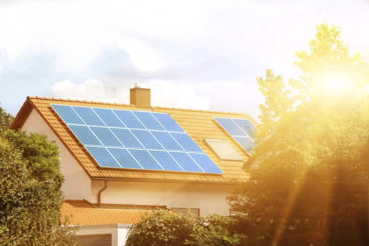 Imagem de um telhado residencial com painéis solares instalado, capturando a energia solar para geração de energia limpa e sustentável.
