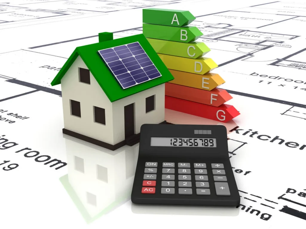 Imagem de uma casa com painéis solares no telhado, representando energia solar para economia de energia e sustentabilidade. Inclui uma escala de eficiência energética do A ao G e uma calculadora para controle de custos.