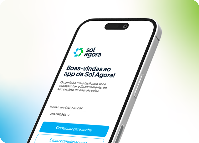 Técnico instalando painel solar